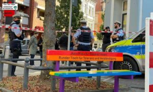 Verärgert beobachteten und kommentierten die Neonazis die Aufstellung der Bänke auf dem Wilhelmplatz.