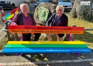 Ralf Stoltze und Manfred Kossack freuen sich über die neuen bunte Bänke auf de Wilhelmplatz.