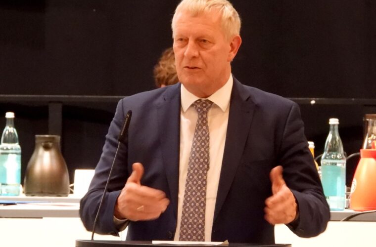 Stadtdirektor Jörg Stüdemann brachte in seiner Funktion als Kämmerer den Haushalt für 2022 in den Rat ein.