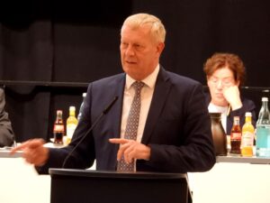 Stadtdirektor Jörg Stüdemann brachte in seiner Funktion als Kämmerer den Haushalt für 2022 in den Rat ein.