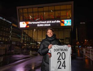 Annike Krahn heute vor dem Fußballmuseum. 