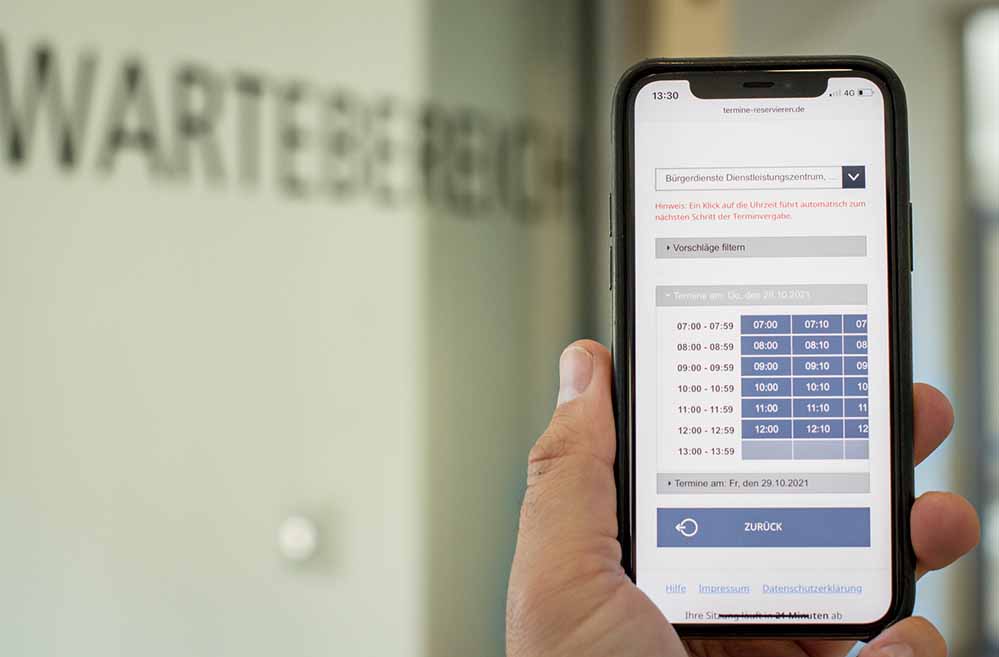 Via Handy und Computer kann man online Termine bei den Bürgerdiensten buchen und auch wieder absagen.