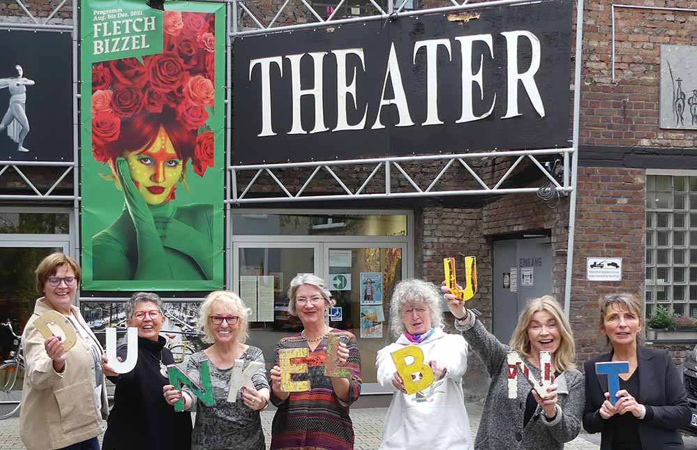 (v.li.): Christiane Köhne, Karin Hoicke und Yvonne Wilken von der Künstler-Initiative, Beate Schwedler (Forum Dunkelbunt e.V.), Susanne Weiß (Künstler-Initiative), Birgit Lindstedt (Forum Dunkelbunt e.V.) und Bettina Stöbe (Fletch Bizzel).