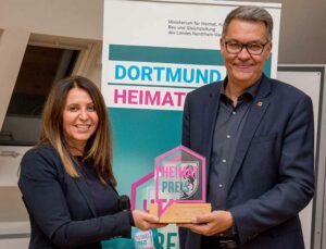 Saziye Altundal-Köse, stellv. Geschäftsführerin VMDO, 3. Platz, erhält von OB Thomas Westphal den Pokal, einen Blumenstrauß und eine Urkunde.