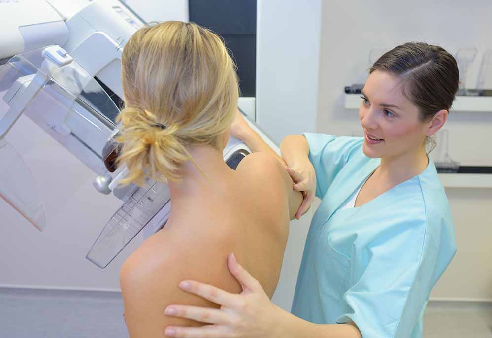 Frauen im Alter zwischen 50 und 70 Jahren werden auch in Dortmund alle zwei Jahre automatisch zum Mammographie-Screening schriftlich eingeladen.