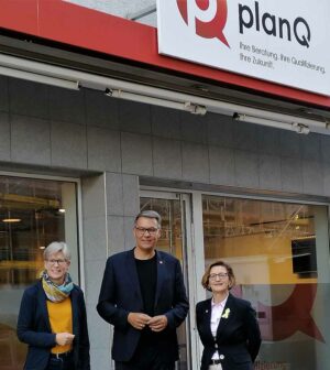 Jobcenter-Chefin Dr. Regine Schmalhorst, OB Thomas Westphal und Heike Bettermann, Vorsitzende der Geschäftsführung der Arbeitsagentur, freuen sich über den Start von planQ.