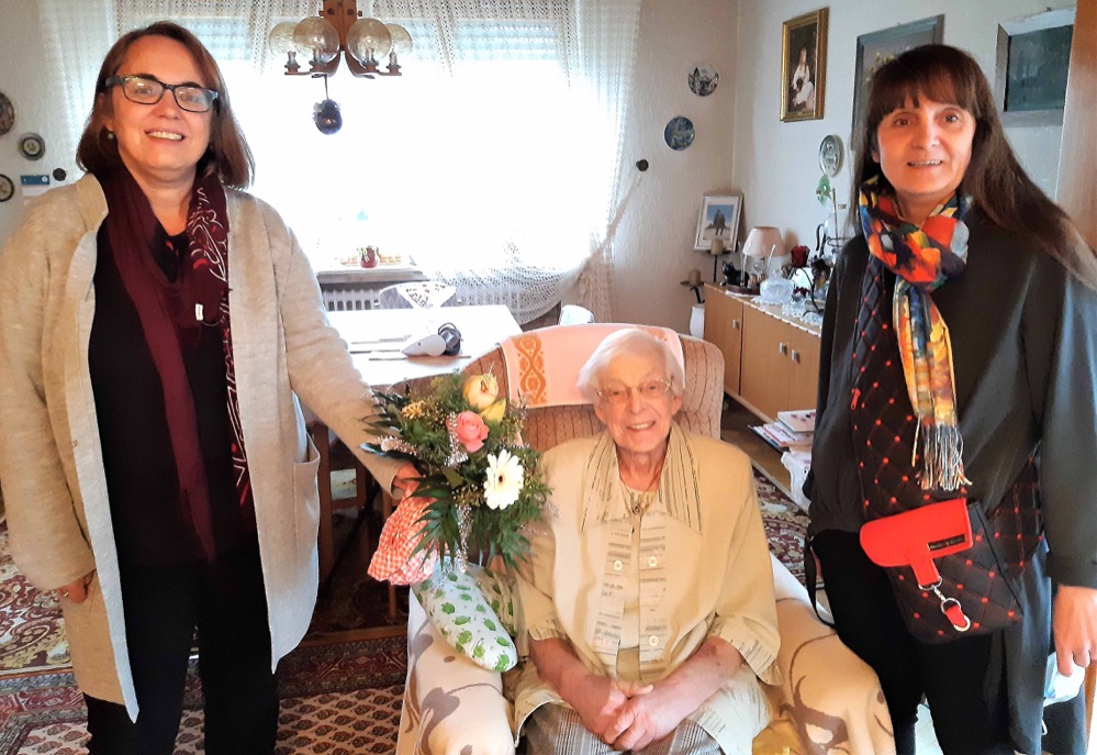 Brunhilde Ravenschlag, seit 1.11.1965 AWO Mitglied, 45 Jahre Leiterin der Begegnungsstätte Holzen und jahrzehntelang Vorstandsvorsitzende des AWO Ortsvereins war letzte Woche in der Mitgliederversammlung einstimmig zur Ehrenvorsitzenden gewählt worden. Die Ehrenamtliche freute sich über die Auszeichnung und besonders über den persönlichen Besuch von Anja Butschkau. Denn die Vorsitzende der AWO Dortmund und SPD-Landtagsabgeordnete ließ es sich nicht nehmen, Brunhilde Ravenschlag zu gratulieren und persönlich für die vielen Jahre des Engagements im Verband und vor allem für die Menschen vor Ort zu danken. „Brunhilde Ravenschlag hat gemeinsam mit ihrem Team in großartiger Weise für offene Türen und ein umfangreiches Programm in der AWO Begegnungsstätte Holzen gesorgt. Großen Dank dafür! Und ich freue mich, dass der neue Vorstand dies weiterführen will“, so die Vorsitzende der AWO Dortmund Anja Butschkau.