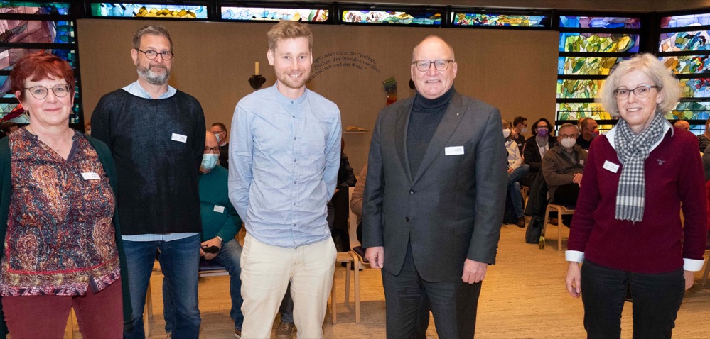 Das Gute bekannt machen: Erik Flügge fordert mehr Beziehung und bessere Kommunikation Der Autor und Politikberater Erik Flügge (Mitte) war Referent bei der Katholischen Stadtkirche Dortmund, hier mit Propst Andreas Coersmeier (2.v.r.), Geschäftsführer Thomas Renneke (2.v.l.) und den Dekanatsreferentinnen Barbara Knoppe (links) und Elisabeth Beschorner (rechts). „Eine Kirche für viele statt heiligem Rest“ – mit dieser Veröffentlichung fand 2018 der Politikberater und Buchautor Erik Flügge viel Beachtung. Am Mittwoch war Flügge Referent in der Konferenz der hauptamtlichen Seelsorgerinnen und Seelsorger der katholischen Kirche in Dortmund. Seine These: Die Kirche verwende zu viel Energie auf die kleiner werdenden inneren Kreise und kümmere sich zu wenig um die vielen Menschen, die zwar Mitglieder der Kirche sind, aber nicht in die Kirche gehen würden. Eben jene Menschen müssten merken, dass es etwas Gutes sei, Mitglied der Kirche zu sein und dass sich die katholische Kirche für sie interessiere. Dazu müsse das Kirchliche viel stärker als bisher nach außen sichtbar sein. „Hier drinnen ist es schön und es wurde viel Aufwand für die Gestaltung des Gottesdienstraumes verwendet, aber von außen sieht man nur graue Mauern“, beschrieb Erik Flügge seine Wahrnehmung in der St.-Franziskus-Kirche. Auch inhaltlich werde nach außen viel zu wenig deutlich, was die Kirche Gutes tue, beispielsweise für Alte, Kranke, Sterbende und Trauernde. Auf jedem Altenheim, Krankenhaus oder jeder Bahnhofsmission in kirchlicher Trägerschaft müsse deutlich erkennbar draufstehen, dass es sich dabei um Kirche handele. Andernfalls würde sich, wie derzeit oft, die öffentliche Wahrnehmung nur auf die schlechten Seiten richten. „Das Drinnen muss nach draußen“, formulierte der Berater. Ebenso wichtig sei es, regelmäßigen Kontakt zu halten zu Gemeindemitgliedern, die im Gemeindeleben nicht vorkommen, da sie dort nicht hingehen würden. Ein Geburtstagsgruß, einmal im Jahr eine Karte an alle, Hausbesuche und Nachfragen, wenn jemand plötzlich nicht mehr kommt, nannte er als Beispiele dafür, wie Beziehungen aufgebaut und aufrechterhalten werden könnten. Leider sei es so, dass keine größere Organisation so wenig Kontakt zu allen ihren Mitgliedern halten würde, wie die Kirchen. Die anwesenden Seelsorgerinnen und Seelsorger aus Dortmund fanden viele der von Erik Flügge vorgestellten Ideen anregend, nannten aber auch mehrere Beispiele, wie in den Gemeinden bereits erfolgreich Menschen erreicht werden. „Aufgrund der Corona-Pandemie haben wir unsere Gottesdienste nach draußen verlegt und damit sehr gute Erfahrungen gemacht“, berichtete Pfarrer Reinhard Bürger, Leiter im Pastoralen Raum Dortmund-Nordost. Die Atmosphäre und der Besuch seien sehr gut gewesen. Einen ganz praktischen Rat für Pfarrer Bürger hatte Erik Flügge aber auch noch: „Entfernen Sie das Preisschild für die Kerzen in der Kirche und bitten Sie einfach um eine Spende.“ Es sei viel angenehmer und auch effektiver etwas zu verschenken und um eine freiwillige Spende zu bitten. Wer etwas verschenke bekomme in der Regel mehr zurück.