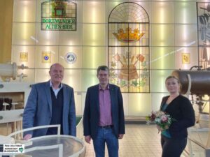 Gründungsleiter Dr. Heinrich Tappe (li.) übergibt die Museumsleitung an Corinna Schirmer. Blumen gab es von Stefan Mühlhofer, Geschäftsführender Direktor der Kulturbetriebe.