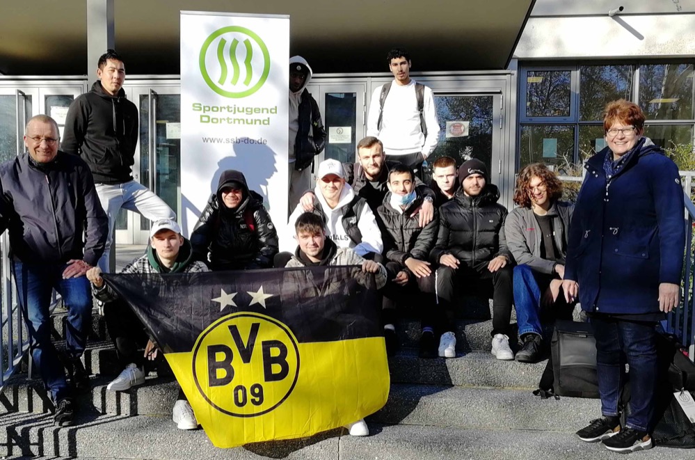 Zu Anfang des Schuljahres 2021/22 führte die Sportjugend im SSB Dortmund, eine JuniorManager*in-Ausbildung mit Schülern der Profilklasse Wirtschaft/Sport/Gesundheit des Konrad-Klepping-Berufskolleg durch. 19 Schüler fuhren Ende August mit den Lehrern Julia Lümkemann und Pascal Schäfer in das Sport- und Tagungszentrum des Landessportbundes NRW nach Hachen, um sich mit den Lehrgangsleitungen des StadtSportBundes Dortmund, fit für das Ehrenamt zu machen. Sie beteiligten sich damit auch an dem Modellprojekt der Sportjugend NRW, im Rahmen des Programmes "NRW bewegt seine KINDER", zur Umsetzung der Ausbildung für das junge Ehrenamt in Zusammenarbeit mit Schule. Die Idee dieses Schrittes in Richtung Qualifizierung für das Vereinsmanagement entstand nach dem Austausch von Matthias Röben, pädagogische Leitung Nachwuchs vom Bildungspartner BVB, der Schulleiterin des Berufskollegs Andrea Schendekehl, den Lehrern der Profilklasse und Regina Büchle, Bildungsreferentin der Sportjugend Dortmund. Ziele der Ausbildung sind die Gewinnung von jungen Engagierten für den Vereinssport und die Unterstützung bei der Übernahme von eigenständigen Tätigkeitsbereichen im Verein zunächst in Führungsgremien der Vereinsjugend. Inhalte waren die Themenbausteine "Projektmanagement", "Teamarbeit und Teamstrukturen", Kommunikation/Rhetorik", "Jugendarbeit im Verein", "außersportliche Angebote" und "Grundlagen der Öffentlichkeitsarbeit". Die Sportjugend Dortmund erhofft sich, dass diese jungen Menschen nun aktiv in ihren Vereinen tätig werden über deren sportliches Engagement hinaus. Eine Fortsetzung ist geplant. Die Ausbildung wird auch als offen ausgeschriebenes Angebot für junge Menschen in den Sommerferien 2022 angeboten. Informationen sind zu erhalten über den SSB Dortmund/die Sportjugend unter (0231) 50 111 11, sportjugend@ssb-do.de.