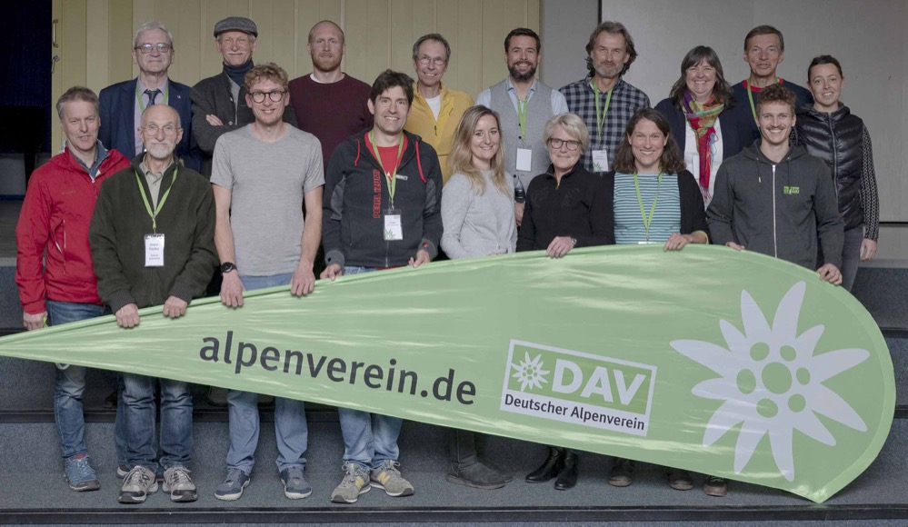 Erfolgreiche Jahreshauptversammlung des Alpenverein Dortmund Endlich konnte sie stattfinden: Die in 2020 ausgefallene/verschobene Jahreshauptversammlung des Alpenvereins Dortmund fand nun am vergangenen Freitag Corona-konform in der Aula der Wilhelm-Busch-Realschule in Dortmund statt. Wichtige Tagesordnungspunkte gab es so einige. Der Kassenbericht war neben Corona geprägt durch die in 2020 abgeschlossene Renovierung der Dortmunder Hütte in Österreich. Die Sektion hat trotz Corona gut gewirtschaftet und die Renovierung konnte zeitlich und finanziell absolut im Plan durchgeführt werden. Nun lädt die Dortmunder Hütte in Österreich mit viel Komfort zum Bergurlaub ein - ohne den Charme einer Hütte verloren zu haben! Weitere Informationen dazu auf https://www.dortmunderhuette.at/. Neben dem Stolz auf die Hütte war dieses Projekt trotz der Belastung durch die Renovierungskosten auch wirtschaftlich ein Gewinn für die Sektion. Zur Abstimmung standen eine in einigen Punkten aktualisierte Satzung sowie die formal seit einiger Zeit notwendige Jugend-Satzung, die der JDAV Dortmund im letzten Jahr erstellt und selbst schon abgestimmt hatte. Beides wurde ohne Gegenstimmen verabschiedet. Dr. Jürgen Domjahn stellte sich nach 15 Jahren Vorstandsvorsitz nicht zur Wiederwahl und so umfasste sein Geschäftsbericht nicht nur die letzten beiden Jahre. Eine beeindruckende Rückschau auf unzählige Ereignisse und Projekte der Sektion Dortmund, wie Fun- Klettercups, Familientage, Umzug der Geschäftsstelle in das Haus des Sports, Beteiligung an den Ruhrgames, unzählige Bergtouren, Rennradtouren, Wanderwochen mit Familiengruppen, Planungen eines Sektionszentrums, die Sanierung der Dortmunder Hütte u.v.m.). Unter Domjahns Vorsitz wurde die Sektion zu Dortmunds drittgrößten Sportverein und schaut in vielerlei Hinsicht positiv in die Zukunft. Den großen Dank an Jürgen Domjahn drückte der Verein in einer Laudatio zum Ende der Mitgliederversammlung aus. Auch der Schatzmeister Helmut Stepke trat nicht zur Wiederwahl an und wurde mit großem Dank für seine Arbeit der letzten sechs Jahre - vor allem auch der souveränen Finanzierungsplanung der Sanierung der Dortmunder Hütte - verabschiedet. Bei der Neuwahl des Vorstandes wurden Ludovic Lochon als neuer erster Vorsitzender und der Ausbildungsreferent Peter Zander als weiterer stellv. Vorsitzender gewählt, außerdem Angelika Rensmann als neue Schatzmeisterin. Zudem wurden einige neue Referenten für die verschiedenen Aktivitätsbereiche der Sektion von der Mitgliederversammlung bestätigt. Abschließend wurde das Thema "Neubau des Dortmunder Sektionszentrums" mit Kletterhalle und Räumen für das Vereinslebens diskutiert. Die gute wirtschaftliche Lage des Vereins sowie das große Interesse vom Landesverband, in Dortmund einen Landesstützpunkt für jugendliche Leistungskletterer zu schaffen, erlauben es, dort nun weitere konkrete Schritte zu gehen. So hat die Mitgliederversammlung einstimmig beschlossen die Pläne zur Finanzierung und Realisierung weiter zu vertiefen. Und damit folgt die Sektion Dortmund weiterhin dem Ziel, neben der Arbeit als Naturschutzverband ein vielfältiges Angebot vom Bergsport in den Alpen bis hin zum Klettern in Kletterhallen zu bieten. Unter fachkundiger Leitung gibt es Angebote in den Bereichen Wandern, Klettern, Ski, Mountainbike, Radfahren, Gymnastik, Yoga, Familiensport und Rennrad. Ein Sektionszentrum würde noch viele weitere Möglichkeiten im Bereich der professionellen Ausbildung, in der Inklusion bei der Arbeit mit Personen mit Handicap und durch Kooperation mit Schulen, um Kinder mit Klettern zu fördern, bieten. Weitere Informationen dazu sind auf https://www.dav-dortmund.de zu finden.