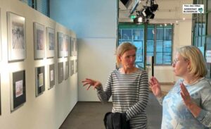 Die Berliner Ausstellungsorganisatorin Michaela Veith und Depot-Geschäftsführerin Claudia Schenk in der Galerie. 