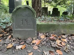 Markierungsstein für das Feld 14 auf dem Ostfriedhof