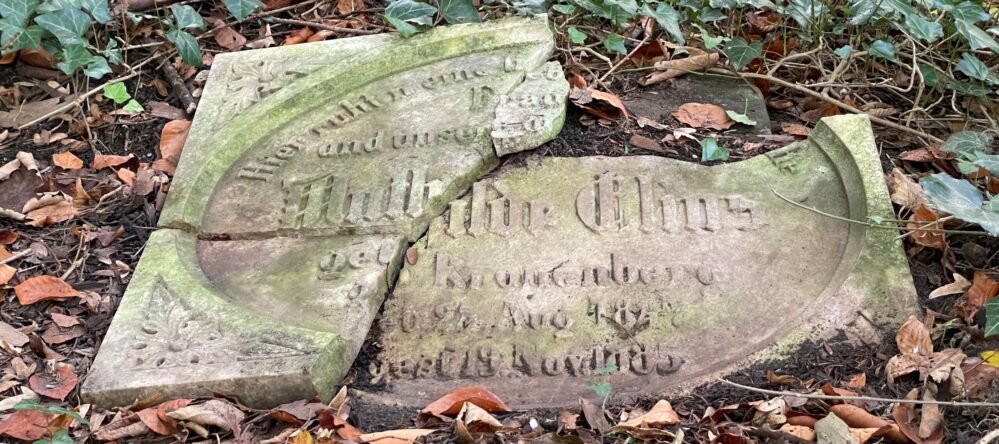 Die zerbrochene Grabplatte der Mathilde Elias auf dem Ostfriedhof