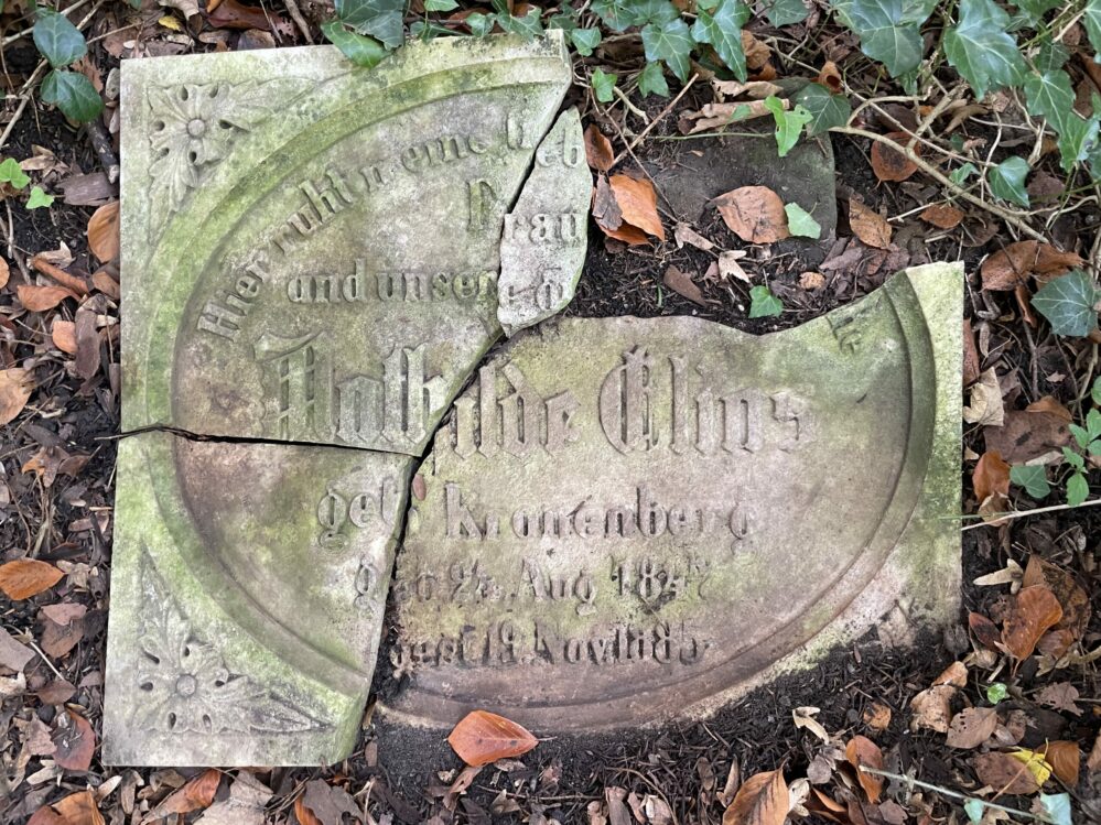 Die zerbrochene Grabplatte für Mathilde Elias geb. Kronenberg, gestorben 1885
