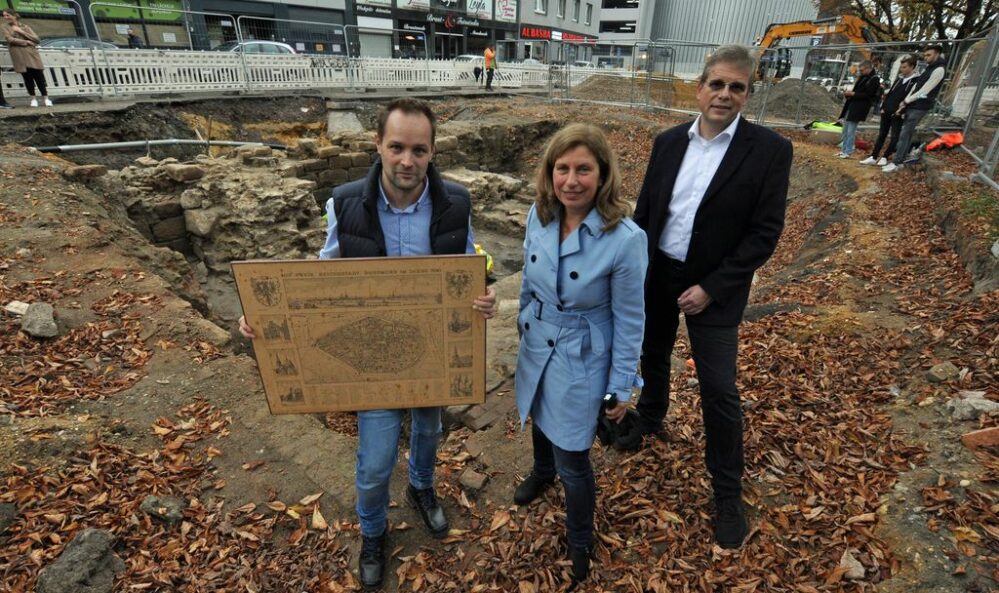Ingmar Luther (Archäologe, Untere Denkmalbehörde), Sylvia Uehlendahl (Leiterin Tiefbauamt) und Arnulf Rybicki (Dezernent für Bauen und Infrastruktur) stellten die Ausgrabung vor.