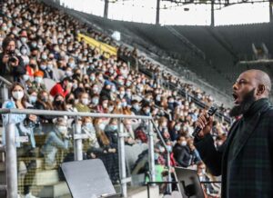 Mandla Mndebele von der Dortmunder Oper sang „You’ll never walk alone“.