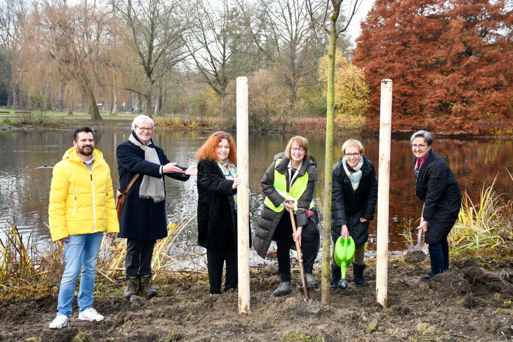 Pflanzung im Fredenbaumpark mit (v.li.) Heiko Just (stellv. Leiter Grünflächenamt), Dr. Wilhelm Grote (Vorsitzender Freundeskreis Fredenbaumpark e.V.), Dr. Christiane Ziegler-Hennings (Initiatorin vom SI-Club Dortmund Hellweg), Ursula Bissa (Präsidentin SI-Club Dortmund), Barbara Drewes (Vizepräsidentin SI-Club Dortmund Ruhrregion) und Gabriele Förster (Präsidentin SI-Club Dortmund Hellweg)