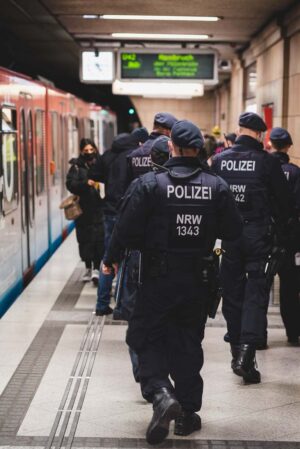 Kräfte der Polizei Dortmund unterstützen bei den Kontrollen zu 3G im öffentlichen Nahverkehr.