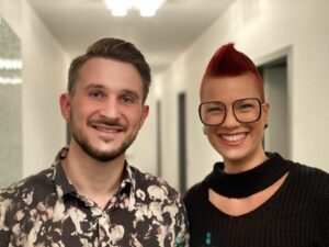 Alexander Lategahn und Kathrin Im Winkel- Moderator:innen des Podcasts Leben und Lassen