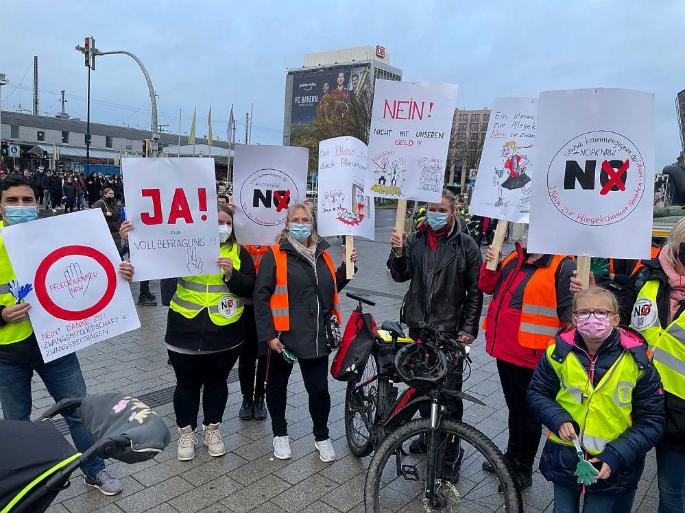 Demonstranten gegenüber des Dortmunder Hauptbahnhofs