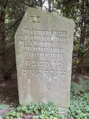 Gedenkstein auf dem Ehrenfeld des Hauptfriedhofes