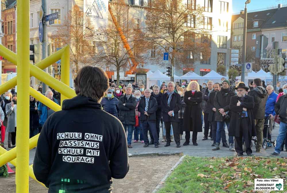 Mitglieder der Courage-AG des Reinoldus- und Schiller-Gymnasiums in Dorstfeld trugen ihre Gedanken zum Thema Antisemitismus vor.