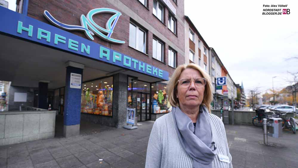 Christina Wallrabe, Mitarbeiterin in der Hafen-Apotheke im Dortmunder Norden, ist von einem „Kunden“ attackiert worden, als sie sich weigerte, den gefälschten Impfausweis zurückzugeben, als sie dessen Digitalisierung ablehnte.