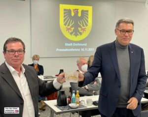 Sie stoßen zwar nicht auf „2G“ an, sind sich aber einig. Der Organisator der Dortmunder Weihnachtsstadt, Patrick Arens und OB Thomas Westphal.