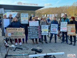 Nachdem kürzlich 1000 Menschen gegen die temporären Schließungen protestiert haben, gab es vor der Ratssitzung eine Mahnwache.