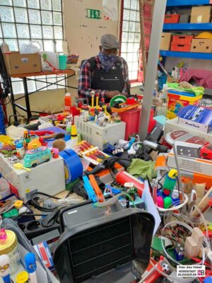 In der Werkstatt der dobeq wird das gespendete Spielzeug aufgearbeitet.