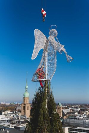 Der Weihnachtsbaum steht. Die Weihnachtsstadt eröffnet am Donnerstag.