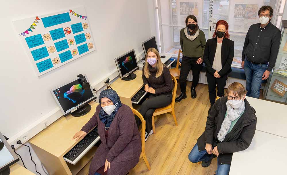 Fototermin im Quartierstreff (v.li.): Meryem Fidan, Ann-Kathrin Thymian (beide Quartierstreff), Hannah Rosenbaum, Esther Okunick, Heike Lindenblatt und Martin Gansau.