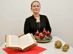 Corinna Schirmer mit Braten-Rezepten aus dem Kochbuch der Henriette Davidis.
