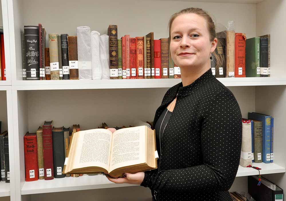 Corinna Schirmer mit Braten-Rezepten aus dem Kochbuch der Henriette Davidis.