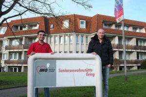 Moshtagh Ahmed Abdullahi mit dem stv. Pflegedienstleiter Tim Lauterbach.