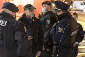 Polizei und Ordnungsamt kontrollieren die Einhaltung der Maskenpflicht. 