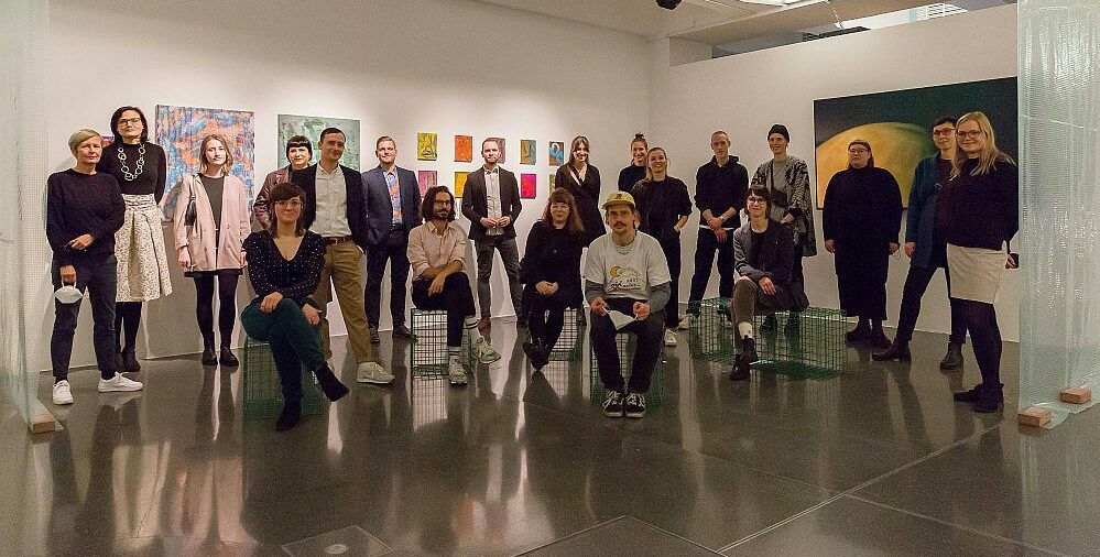 Versammelt zu sehen sind hier die Künstler:innen und Projektbeteiligten bei der Ausstellungseröffnung von "Emerging Artists IV-Biennale für Zeitgenössische Kunst aus Dortmund"