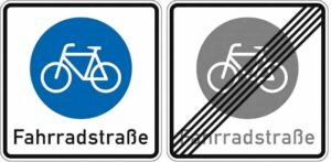 Beginn und Ende einer Fahrradstraße werden durch die dargestellten Verkehrszeichen (244.1 und 244.2) geregelt.