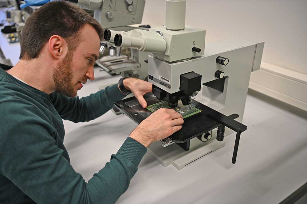 Am Mikroskop begutachtet FH-Doktorand Alexander Walsemann den Chip im Detail.