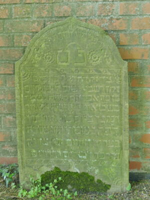 Ein Grabstein, der schon auf dem Friedhof an der Seekante gestanden hat.