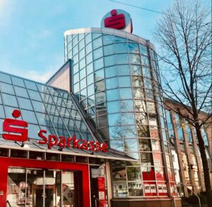 Der Glasturm der Sparkasse Schwerte - künftig wird das Gebäude eine von 24 Filialen sein.