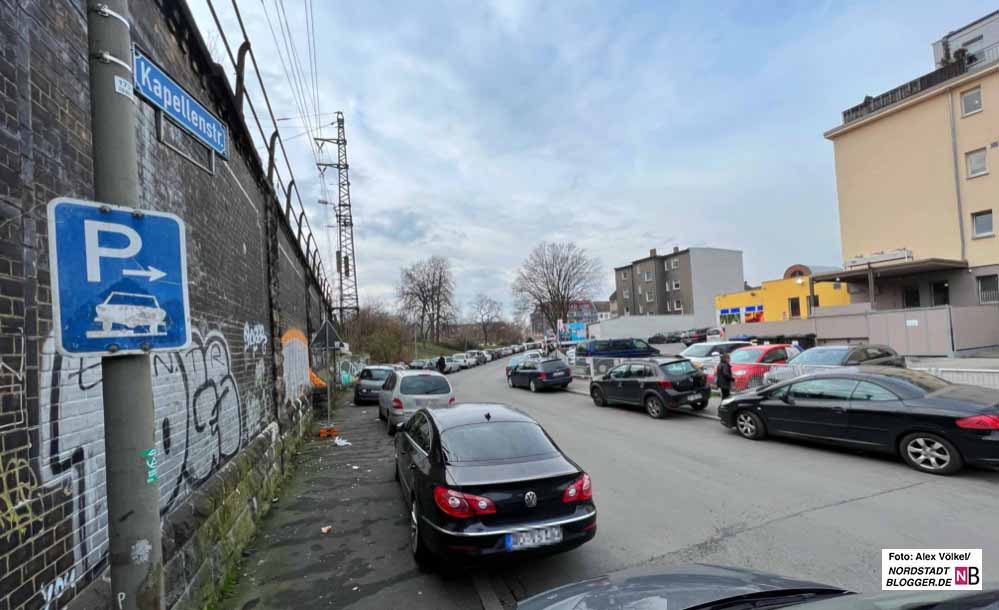 Auch die Kapellenstraße - nördlich des Bahndamms - ist Teil der neuen Parkzone.