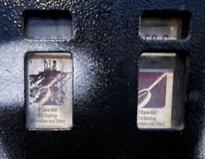 Keine Zigaretten, sondern Spritzen sowie Zubehör für Drogensüchtige gibt es an diesen beiden Automaten am Schwanenwall. 