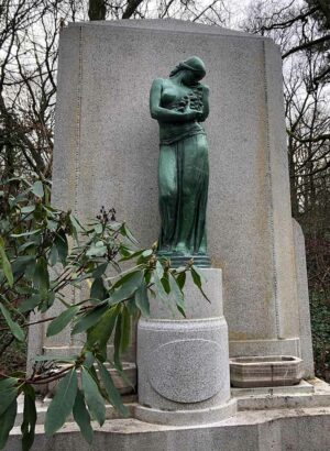 Die Skulptur „Persephone“ von Benno Elkan auf dem Grabmal Kirchhoff-Borbein auf Feld 5. 