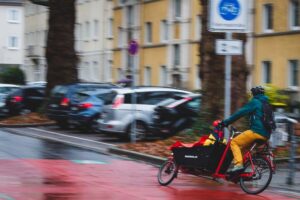 Fahrradstraßen, Radschnellweg 1 und Velorouten - dem Radverkehr wird häufiger Vorrang eingeräumt.