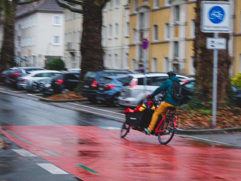 Fahrradstraßen, Radschnellweg 1 und Velorouten - dem Radverkehr wird häufiger Vorrang eingeräumt.