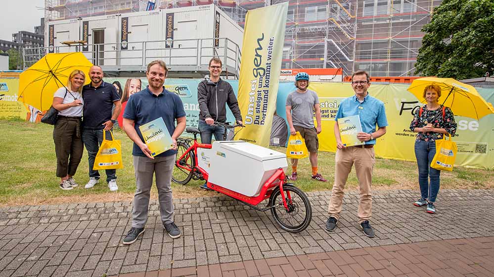 Autofrei zur Lastenradförderung: Stadt Dortmund zahlt 1000 Euro Zuschuss zum Lastenrad im Rahmen der Aktion Lappenlos Die Aktion Lappenlos sattelt auf – mit einer Lastenradförderung in Höhe von jeweils 1 000 Euro für 25 private Lastenräder. Profitieren können 25 Dortmunder Haushalte, die eine Woche ihre privaten Kraftfahrzeuge stehen lassen und klimafreundliche Mobilität ausprobieren. Unterstützt werden sie in der autofreien Woche von DSW21 mit je einem übertragbaren DSW21-Monats-Ticket2000 für das Dortmunder Stadtgebiet. Das Bundesumweltministerium und das Deutsche Institut für Urbanistik haben die Stadt Dortmund für die UmsteiGERN-Kampagne als „Klimaaktive Kommune 2021“ ausgezeichnet. Das Preisgeld von 25.000 Euro gibt die Stadt Dortmund als Lastenradförderung im Rahmen der Aktion Lappenlos an Dortmunder*innen weiter, die eine Woche auf ihre privaten Kraftfahrzeuge verzichten und darüber in Wort und Bild berichten. Die Erfahrungsberichte werden auf der städtischen Kampagnenseite dortmund.de/umsteigern oder umsteigern.de veröffentlicht. Bewerbung bis 15. Januar 2022 Mit einem Formular zur Interessenbekundung können sich Dortmunder*innen ab sofort bis zum 15. Januar 2022 für die Aktion Lappenlos und damit für eine Lastenradförderung in Höhe von 1.000 Euro für ein neues Lastenrad bewerben: Einfach bis 15. Januar 2022 Formular zur Interessenbekundung elektronisch ausfüllen und versenden oder das Bewerbungsformular Lastenradförderung ausgedruckt ausfüllen und mailen an umsteigern@dortmund.de oder per Post senden an Stadtplanungs- und Bauordnungsamt – Projektteam Emissionsfreie Innenstadt, Rheinische Straße 1, 44122 Dortmund. Bis zum 1. Februar 2022 werden unter allen Bewerbungen 30 Haushalte ausgelost, die an der Aktion Lappenlos teilnehmen und die Lastenradförderung beantragen können. Für die autofreie Woche können die ausgewählten Haushalte dann bereits mit ihrem eigenen neuen E-Lastenrad unterwegs sein. EU-Förderprojekt Emissionsfreie Innenstadt Die UmsteiGERN-Kampagne ist eine von 16 Maßnahmen des Förderprojektes Emissionsfreie Innenstadt. Die Europäische Union und das Land Nordrhein-Westfalen unterstützen das Förderprojekt Emissionsfreie Innenstadt aus dem Europäischen Fonds für regionale Entwicklung.