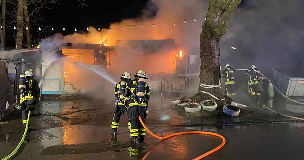 41 Einsatzkräfte waren an der Brandbekämpfung an der Lindenhorster Straße beteiligt.