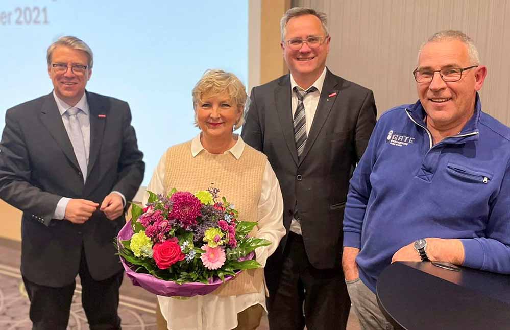 Glückwünsche und Blumen zur Wahl in der Vorstand des UDH e.V. gab es für Martina Gralki-Brosch (2. v.l.), die stellvertretende Obermeisterin der Schilder- und Lichtreklamehersteller-Innung für die Regierungsbezirke Arnsberg und Münster. Gratulanten waren Kreishandwerksmeister Christian Sprenger (l.). Hauptgeschäftsführer der Kreishandwerkerschaft Dortmund und Lünen Joachim Susewind (3. v.l.) und der Obermeister der Schilder- und Lichtreklamehersteller-Innung für die Regierungsbezirke Arnsberg und Münster, Klaus Bellen (r.).